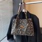 👜🐆 PROMO FLASH 50% ! Sac Fourre-Tout Grande Capacité 35L – Imprimé Léopard, Cuir PU, Polyester, Style Moderne & Polyvalent ✨