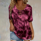 👕 PROMO LIMITÉE -50% ! ✨ T-Shirt Femme Tie-Dye Col V Lacé – Tissu Respirant Premium, Coupe Flatteuse Ample, 4 Couleurs · Blanc, Rose, Violet & Gris · S–5XL 👍30J Remboursé