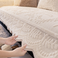 🏆 -50% ! 🛋️ Housse de Canapé Antidérapante en Fausse Fourrure de Lapin – Motif Gaufré & Silicone Anti-Glissement – Douce et Protectrice pour Salon 🐇
