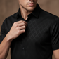 👔🍁 PROMO FLASH 50% ! Chemise Homme Noire Jacquard – Motif Losange Subtile, Coupe Athlétique Slim, Manches Courtes, Tissu Infroissable, 8 Tailles (jusqu'au 5XL) ✨