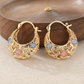 📢⏰ PROMO FLASH 50% ! Boucles d'oreilles Créoles Croissant Plaqué Or – Détails en Filigrane, Fleurs en Émail Rose & Bleu, Crochet Sécurisé, Style Bohème Chic ✨