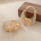 📢⏰ PROMO FLASH 50% ! Boucles d'oreilles Créoles Croissant Plaqué Or – Détails en Filigrane, Fleurs en Émail Rose & Bleu, Crochet Sécurisé, Style Bohème Chic ✨