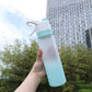 💧🏃 PROMO FLASH 50% ! Gourde Sport Portable Grande Capacité 650-700ml – Avec Pulvérisateur, Design Translucide, Anti-Choc, Anti-Fuite, 4 Couleurs, Idéale Sport & Plein Air 🌿