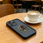 📱✨ PROMO -50% ! Coque iPhone Silicone Premium Antichoc – Grip Ergonomique Antidérapant, Rebord Surélevé Caméra, Ultra-Fin Léger, Emblème Stylisé · 4 Coloris · iPhone 12 à 17 🛡️