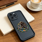 📱✨ PROMO -50% ! Coque iPhone Silicone Premium Antichoc – Grip Ergonomique Antidérapant, Rebord Surélevé Caméra, Ultra-Fin Léger, Emblème Stylisé · 4 Coloris · iPhone 12 à 17 🛡️
