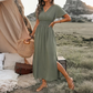 🌿 OFFRE LIMITÉE – 50% DE RÉDUCTION ! ☀️ Robe Respirante à Col V et Fente Latérale – Tissu Rayonne Doux, Coupe Maxi Fluide & Boutonnage Classique – Idéale pour les Jours Chauds, le Brunch et les Courses Quotidiennes 👒