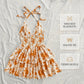 👗 OFFRE LIMITÉE – 50% DE RÉDUCTION ! 🌸 Robe Mini Imprimée Dos Nu à Nouer – Lacets Devant, Dos Smocké & Jupe à Volants Étagés – Parfaite pour l’Été et les Soirées ✨💃