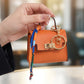 👛 50% DE RÉDUCTION ! 🔑 Mini Porte-Monnaie avec Porte-Clés – Cuir PU Texturé, Boucle Dorée & Ruban Décoratif – Chic, Compact et Pratique pour le Quotidien ✨💖