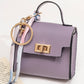 👛 50% DE RÉDUCTION ! 🔑 Mini Porte-Monnaie avec Porte-Clés – Cuir PU Texturé, Boucle Dorée & Ruban Décoratif – Chic, Compact et Pratique pour le Quotidien ✨💖