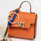 👛 50% DE RÉDUCTION ! 🔑 Mini Porte-Monnaie avec Porte-Clés – Cuir PU Texturé, Boucle Dorée & Ruban Décoratif – Chic, Compact et Pratique pour le Quotidien ✨💖