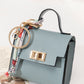 👛 50% DE RÉDUCTION ! 🔑 Mini Porte-Monnaie avec Porte-Clés – Cuir PU Texturé, Boucle Dorée & Ruban Décoratif – Chic, Compact et Pratique pour le Quotidien ✨💖