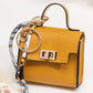 👛 50% DE RÉDUCTION ! 🔑 Mini Porte-Monnaie avec Porte-Clés – Cuir PU Texturé, Boucle Dorée & Ruban Décoratif – Chic, Compact et Pratique pour le Quotidien ✨💖