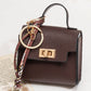 👛 50% DE RÉDUCTION ! 🔑 Mini Porte-Monnaie avec Porte-Clés – Cuir PU Texturé, Boucle Dorée & Ruban Décoratif – Chic, Compact et Pratique pour le Quotidien ✨💖