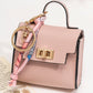 👛 50% DE RÉDUCTION ! 🔑 Mini Porte-Monnaie avec Porte-Clés – Cuir PU Texturé, Boucle Dorée & Ruban Décoratif – Chic, Compact et Pratique pour le Quotidien ✨💖