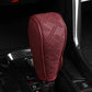 🚗 -50% ! 🧵 Cache Pommeau de Levier de Vitesse Respirant Universel – Cuir PU + Éponge – Perforation Laser & Protection Tri-Couche pour Intérieur Auto 🛡️