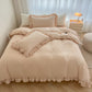 🛏️ -50% ! 🌸 Parure de Lit 4 Pièces Unie avec Bordures Volantées – Microfibre Premium – 9 Coloris – Tailles S/SD/D – Housse + Draps + Taies d’Oreiller 🎀