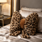 🐆 -50% ! 🎀 Coussin Nœud Papillon Imprimé Léopard – Fausse Fourrure Lapin + Coton PP – Soutien Lombaire – Décor Canapé/Lit/Bureau 🛋️