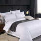 🛏️ PROMO FLASH : 50% DE RÉDUCTION ! 💎 Parure de Lit Style Hôtel Premium – Toucher Soyeux & Rayures Satinées – Tissu Haute Densité 120g – Finition Impeccable – Transformez Votre Chambre en Suite Cinq Étoiles 🌙