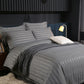 🛏️ PROMO FLASH : 50% DE RÉDUCTION ! 💎 Parure de Lit Style Hôtel Premium – Toucher Soyeux & Rayures Satinées – Tissu Haute Densité 120g – Finition Impeccable – Transformez Votre Chambre en Suite Cinq Étoiles 🌙