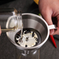 🥣⚙️ Entonnoir filtrant en acier inoxydable – Filtre amovible, ouverture large et écoulement rapide